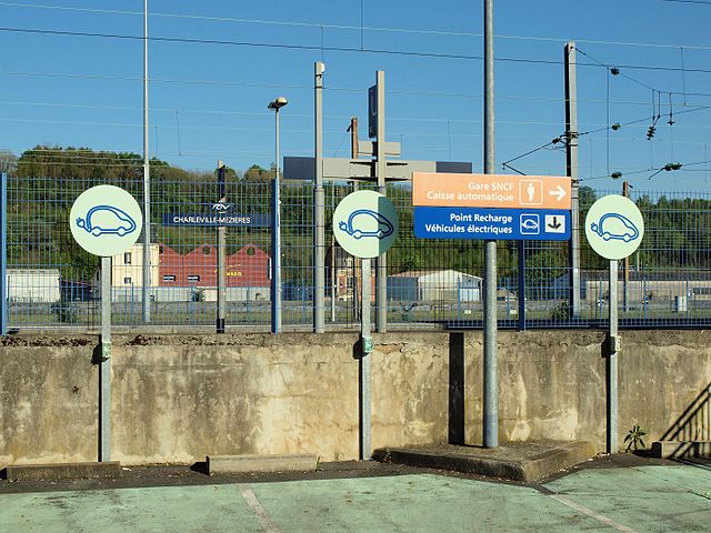 bornes de recharge sur le parking de la gare de Charleville-Mézières, image CC-BY-SA François GOGLINS